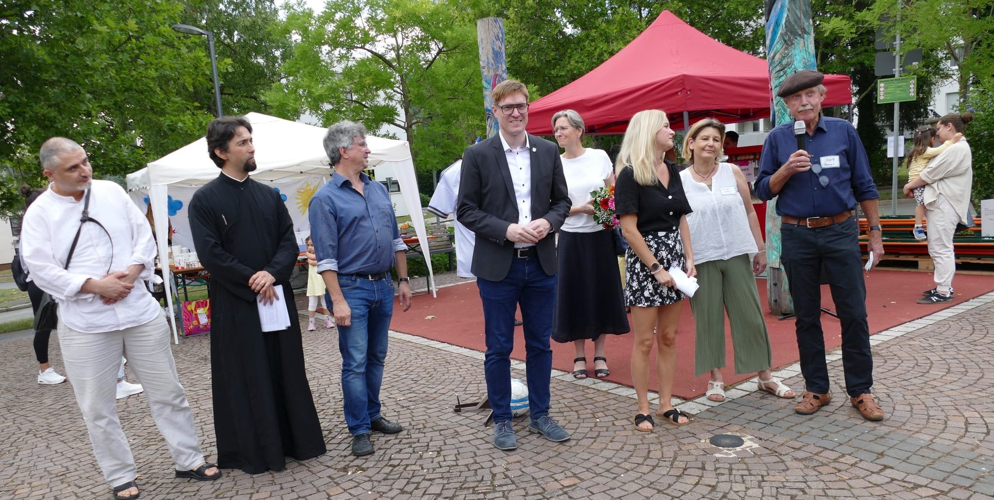 Rafat Abu Shammah, Stefan Arghir, Dr. Jörg Conrad, OB Markus Kleemann, (hinten) Almut Cobet, Annette Falch, Katja Engel und Thomas Speer (von links) bei der Begrüßung.