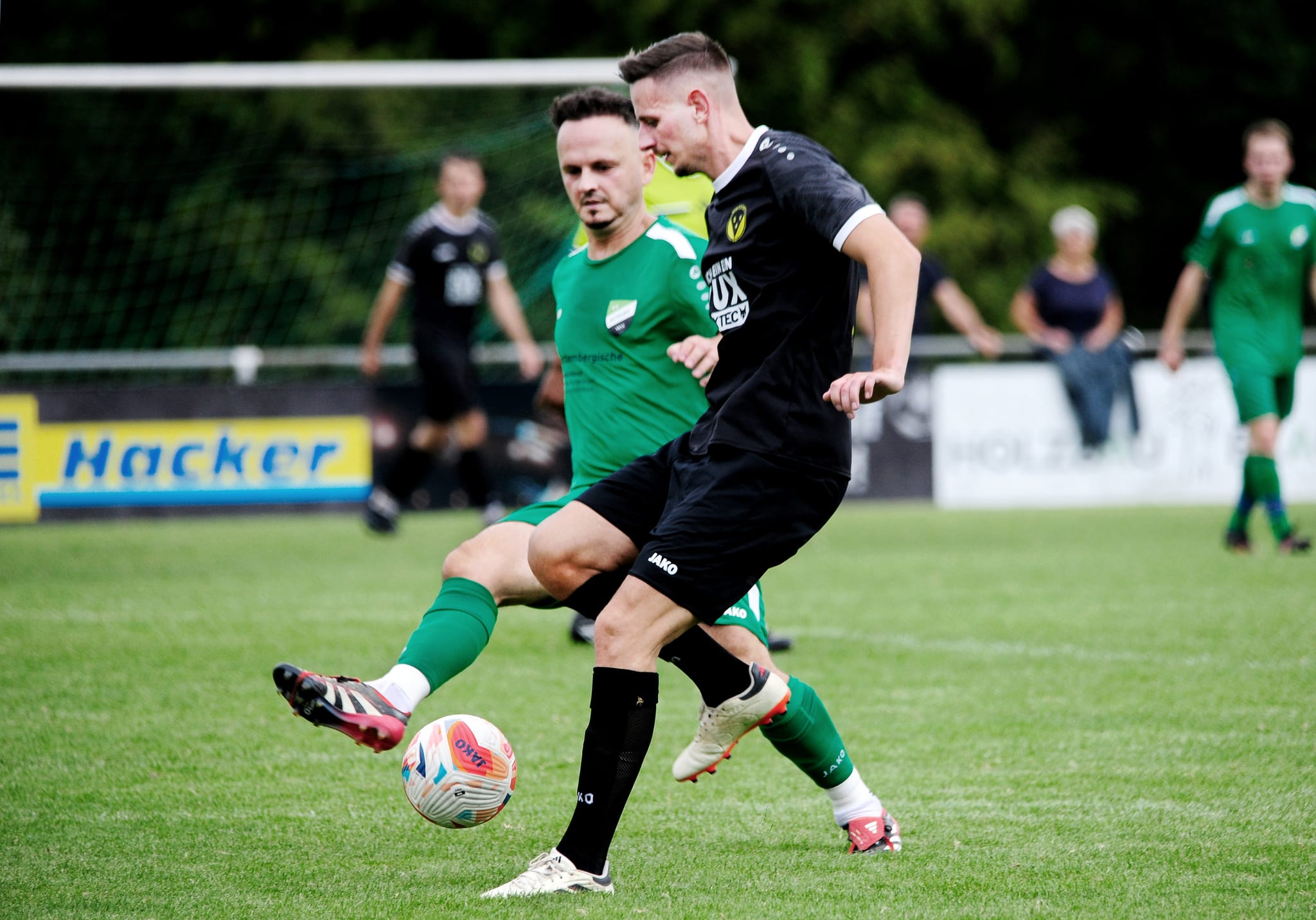 Qendrim Jaha (links), hier im Zweikampf mit Aidlingens Dominik Stojcevic, steht mit dem TV Altdorf punktgleich hinter der Maichinger Reserve auf Rang zwei der Tabelle.