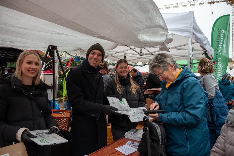 Die Auszubildenden Emily Henne und Kim Bukovac verteilen mit Verleger Dr. Christian Röhm den neuen SZ/BZ-Jahreskalender.