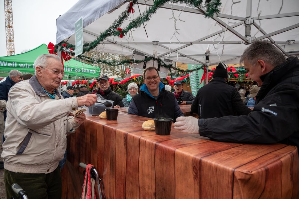Wolfgang Artler kommt jedes Jahr zum Eintopfessen. Redaktionsleiter Tim Schweiker und Redakteur Roman Steiner haben alle Hände voll zu tun.