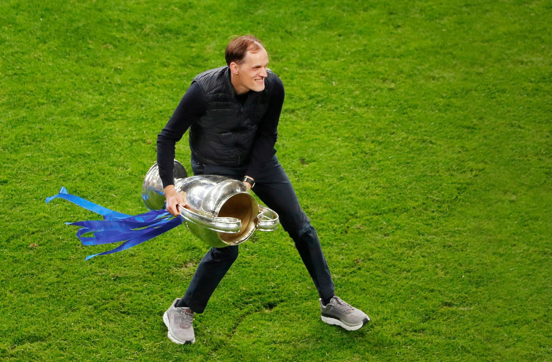 Da ist das Ding: Trainer Thomas Tuchel feiert als strahlender Sieger mit silbernem Henkelpokal den Champions-League-Triumph des FC Chelsea. Foto: AFP/Susana Vera