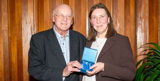 Manfred Koebler mit Alexandra Freimuth vom Klinikverbund Südwest bei der Verleihung der Ehrenmedaille.