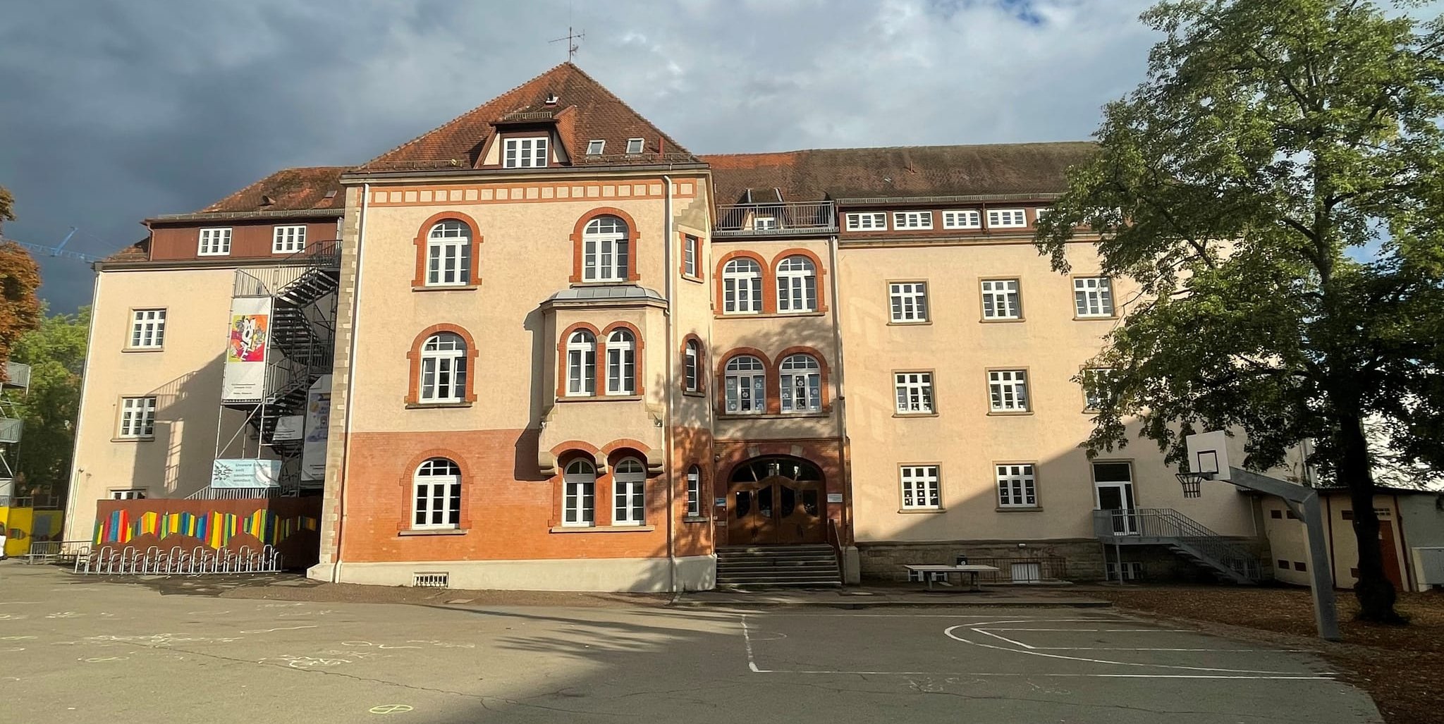 Das Sonderpädagogische Bildungs- und Beratungszentrum und die Grundschule müssen saniert und erweitert werden. Doch im Untergrund könnten archäologische Funde liegen, weshalb Untersuchungen notwendig sind.