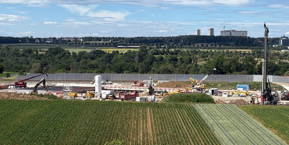 Auf den Feldern bei Stuttgart-Plieningen hebt die Deutsche Bahn eine Baugrube aus, von der aus der Pfaffensteigtunnel Richtung Böblingen gebaut werden soll.