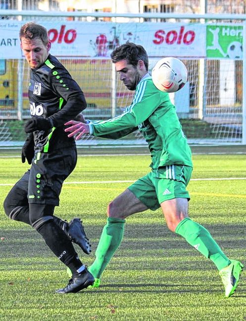 Deckenpfronns Spielertrainer Daniel Supper (rechts) bremst Maichingens Torjäger Manuel Fischer. Der Ex-Profi blieb ohne Treffer.  Bild: Oberdorfer