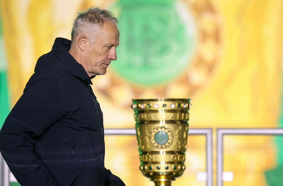 Kein Blick für den Pokal: Trainer Christian Streich