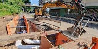 Die aktuelle Baustelle in der Friedrich-Ebert-Straße: Die neue Fernwärme-Leitung bindet die Stadt an die Energiedrehscheibe auf der Dachsklinge an. Sie unterquert an dieser Stelle die Leitung der Bodensee-Wasserversorgung.