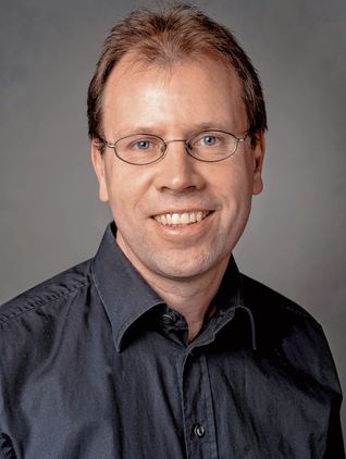 Michael Kuhn spielt auf dem Klavier