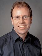 Michael Kuhn spielt auf dem Klavier