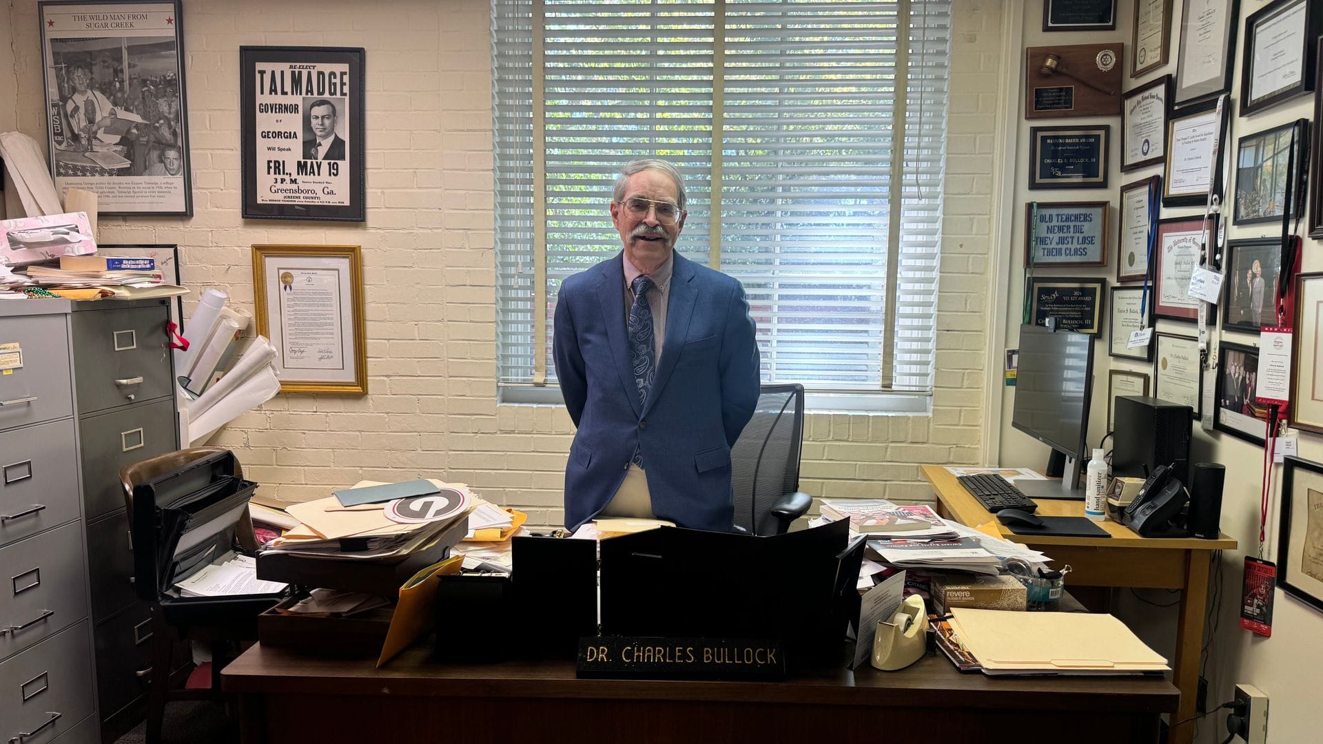 Der Wahlexperte Charles Bullock in seinem Büro an der Universität von Georgia.
