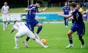 Kapitän Gianluca Gamuzza (blaues Trikot, am Ball) erzielte den einzigen VfL-Treffer beim 1:2 gegen Calcio Leinfelden-Echterdingen.