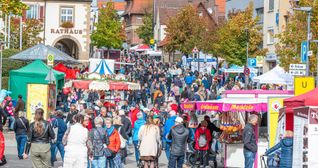Durchwachsenes Wetter hält die Besucher nicht davon ab, es sich beim Holzgerlinger Herbst gut gehen zu lassen.