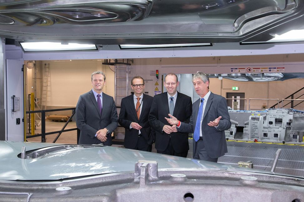 Im neuen Betriebsmittelbau am Standort Sindelfingen (von links): Markus Schäfer (Bereichsvorstand Produktion und Supply Chain Management Mercedes-Benz Cars), Andreas Friedrich (Leiter Technologiefabrik Mercedes-Benz Cars Aufbauwerke) und Dr. Bernd Vöhringer (Oberbürgermeister der Stadt Sindelfingen) ließen sich bei der Einweihungsfeier von Günter Sprecher (Leiter Center Betriebsmittel) das sogenannte Try-Out-Center zeigen. Bild: z
