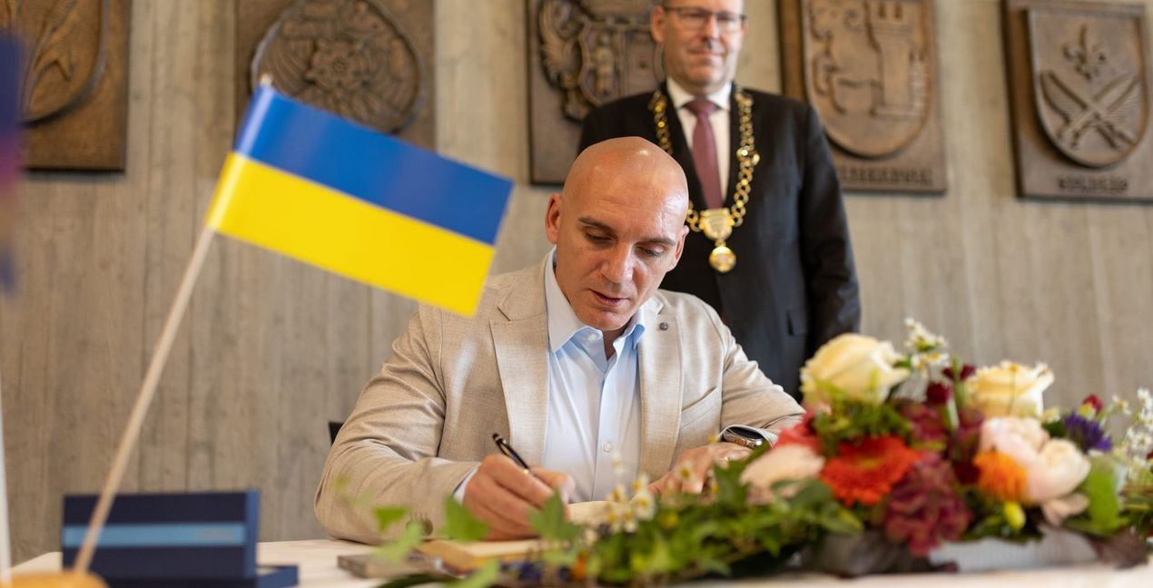 Oleksandr Senkevych, Bürgermeister der ukrainischen Stadt Mykolajiw, trägt sich ins Goldene Buch ein.