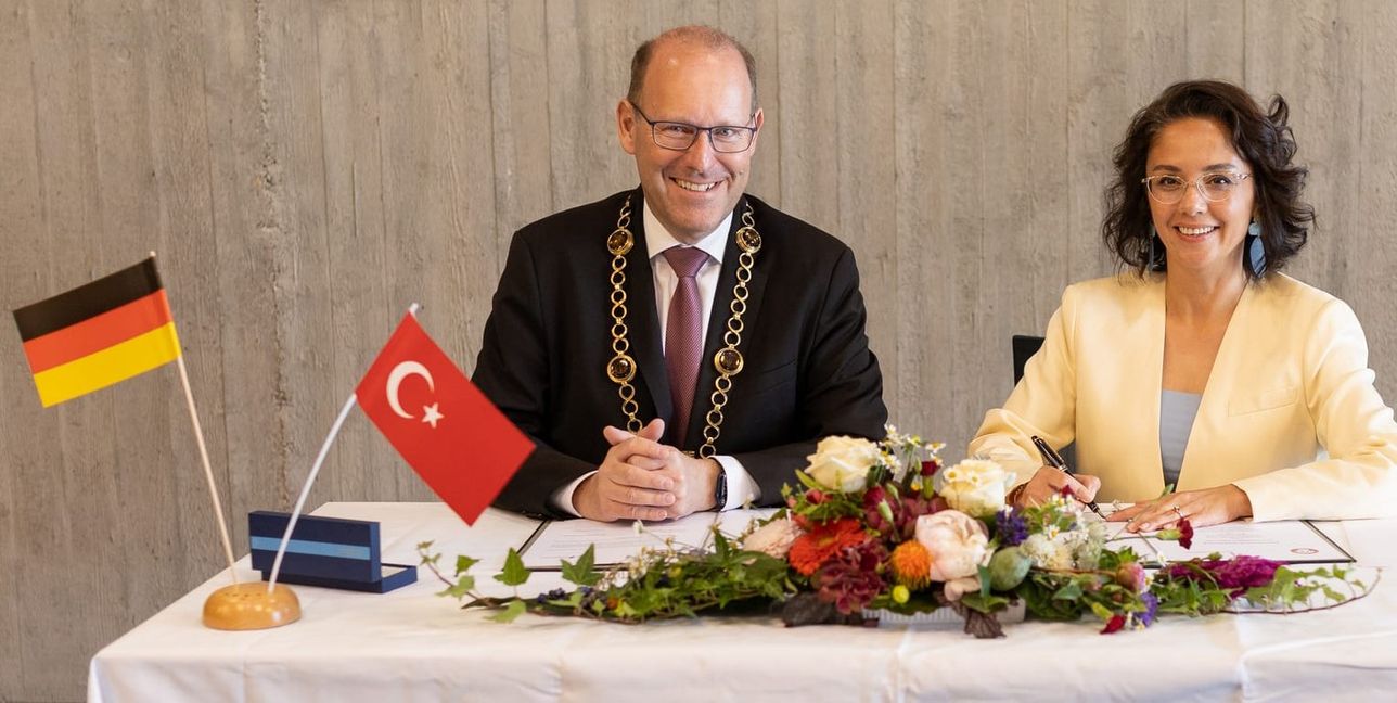 Sindelfingens Oberbürgermeister Dr. Bernd Vöhringer und Gonca Köksal, Bürgermeisterin von Mentese, unterschreiben das so genannte "Memorandum of Understanding".