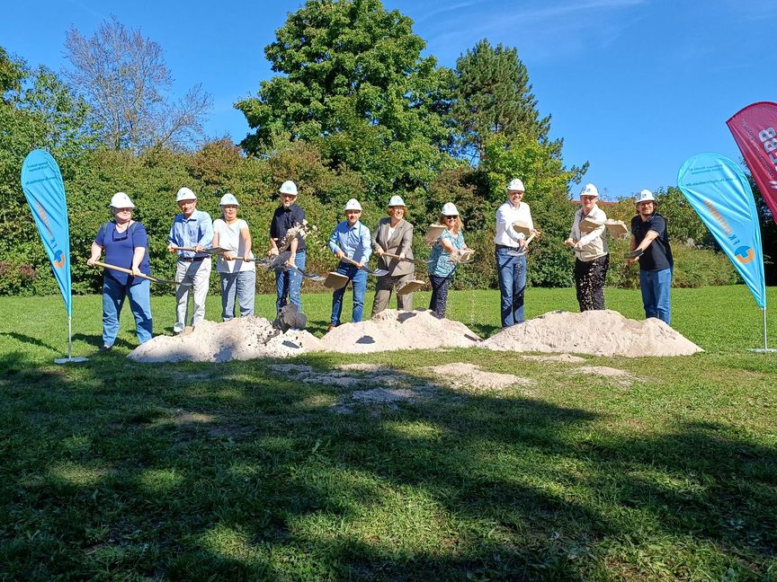OB Dr. Stefan Belz (Fünfter von links), Baubürgermeisterin Bürgermeisterin Christine Kraayvanger (Sechste von links), Sigrid Müller, Werkleiterin Eigenbetrieb Stadtentwässerung (Vierte von rechts) mit Vertretern des Ingenieurbüros IWR, der Konstruktionsgruppe Bauen sowie der Baufirma F.K. Systembau und des Gemeinderat beim Spatenstich.