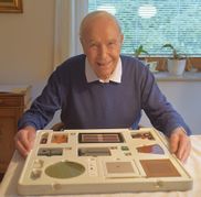 Wilhelm Pfeffer als 89-Jähriger mit einem Koffer voller Computer-Innereien.