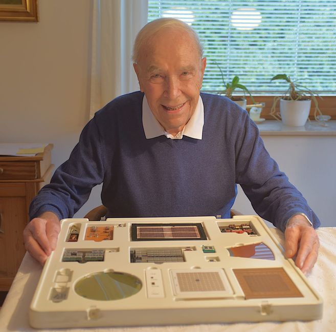 Wilhelm Pfeffer als 89-Jähriger mit einem Koffer voller Computer-Innereien.