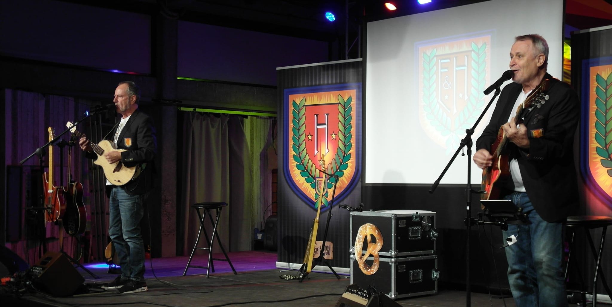 Heiner Reiff und Ernst Mantel (von links) haben als "Ernst und Heinrich" gut 140 Zuschauer in der Böblinger Alten Tüv-Halle begeistert.