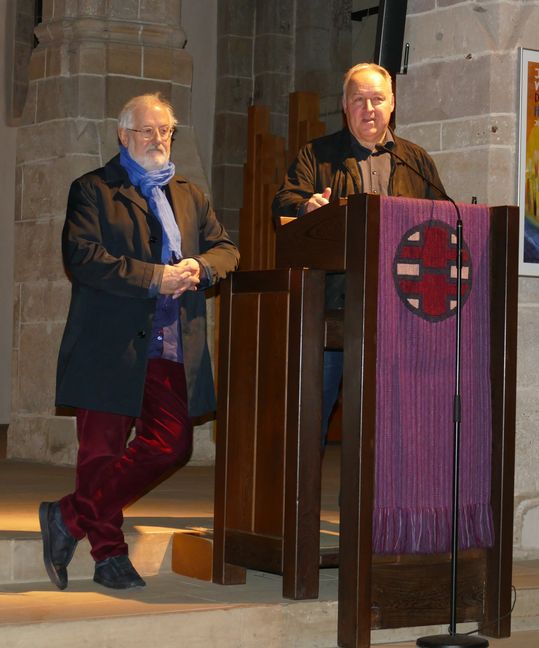 Christian Nürnberger (links) mit Pfarrer Jens Junginger im Gespräch in der Martinskirche.   Bild: Lück