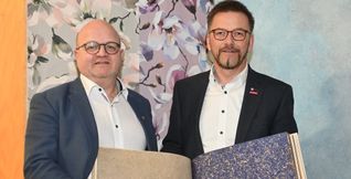 Mit ihrer Jahresbilanz präsentierte die Kreishandwerkerschaft Böblingen – von links Geschäftsführer Thomas Wagner und Kreishandwerksmeister Hartmut Nietsch – nicht nur Zahlen, sondern auch eine Innovation wie die Tapete Kornblumenblau und Forderungen an die Landespolitik.