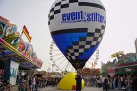 Modell-Heißluftballons auf dem Flugfeld-Festplatz.