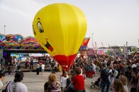 Modell-Heißluftballons auf dem Flugfeld-Festplatz.