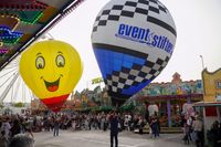 Modell-Heißluftballons auf dem Flugfeld-Festplatz.