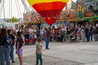 Modell-Heißluftballons auf dem Flugfeld-Festplatz.