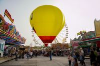 Modell-Heißluftballons auf dem Flugfeld-Festplatz.
