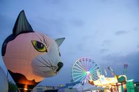 Modell-Heißluftballons auf dem Flugfeld-Festplatz.