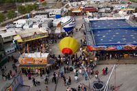Modell-Heißluftballons auf dem Flugfeld-Festplatz.