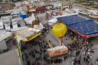 Modell-Heißluftballons auf dem Flugfeld-Festplatz.