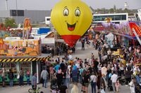 Modell-Heißluftballons auf dem Flugfeld-Festplatz.