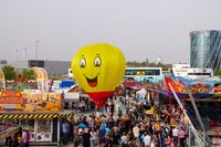 Modell-Heißluftballons auf dem Flugfeld-Festplatz.