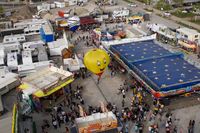 Modell-Heißluftballons auf dem Flugfeld-Festplatz.