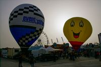 Modell-Heißluftballons auf dem Flugfeld-Festplatz.