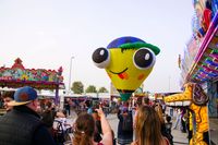 Modell-Heißluftballons auf dem Flugfeld-Festplatz.