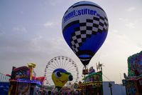Modell-Heißluftballons auf dem Flugfeld-Festplatz.
