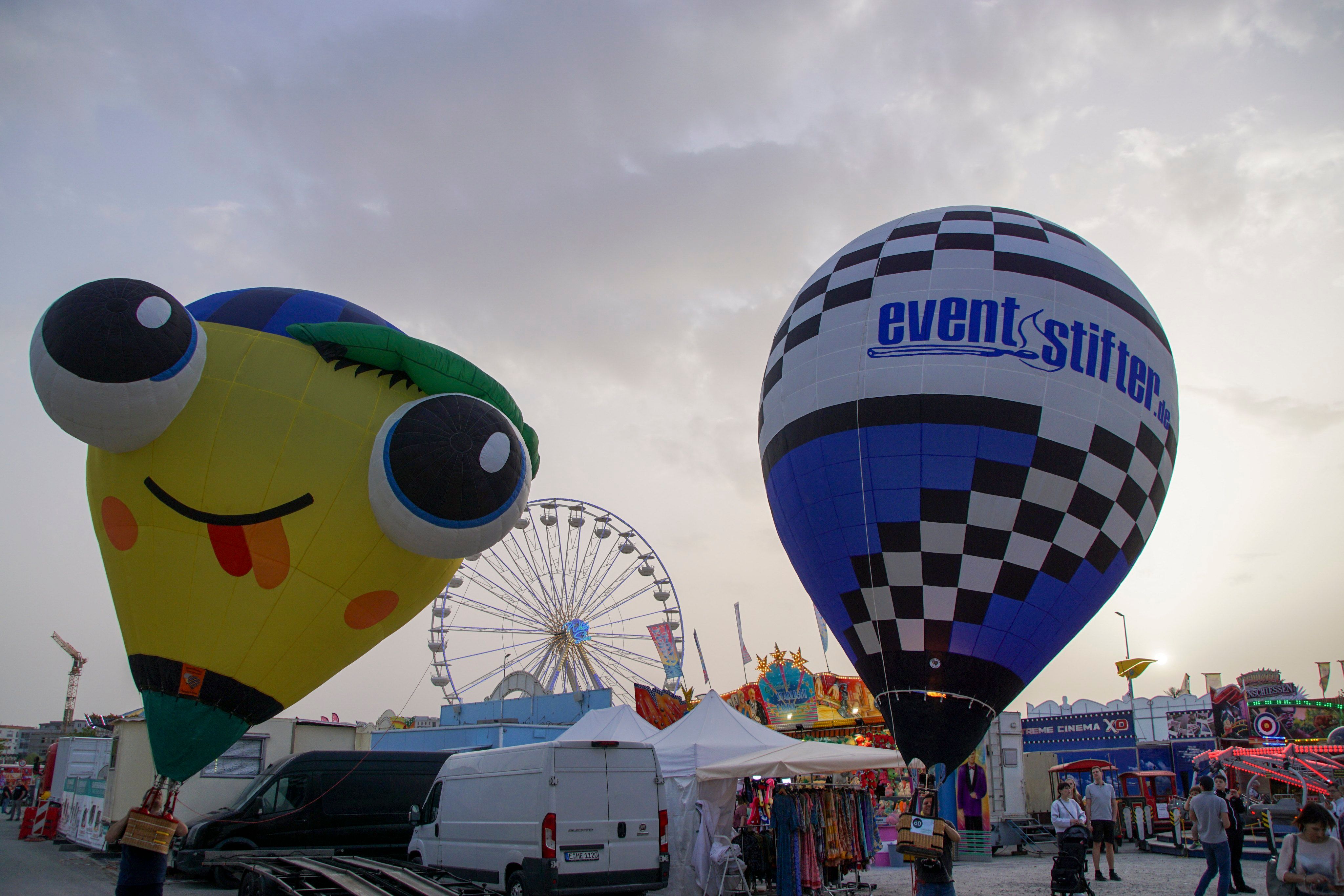 Modell-Heißluftballons auf dem Flugfeld-Festplatz.
