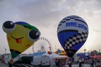 Modell-Heißluftballons auf dem Flugfeld-Festplatz.