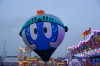 Modell-Heißluftballons auf dem Flugfeld-Festplatz.