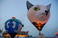 Modell-Heißluftballons auf dem Flugfeld-Festplatz.