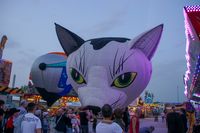 Modell-Heißluftballons auf dem Flugfeld-Festplatz.