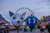 Modell-Heißluftballons auf dem Flugfeld-Festplatz.
