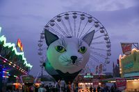 Modell-Heißluftballons auf dem Flugfeld-Festplatz.