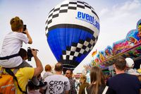 Modell-Heißluftballons auf dem Flugfeld-Festplatz.