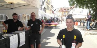 Standbetreiber Max Hessler, Bernd Hilsberg und Caroline Unkel (von links) freuen sich bei der ersten Auflage des Sindelfinger Sommer-Weinfestes über „ein hervorragend organisiertes und schlüssiges Veranstaltungskonzept“.