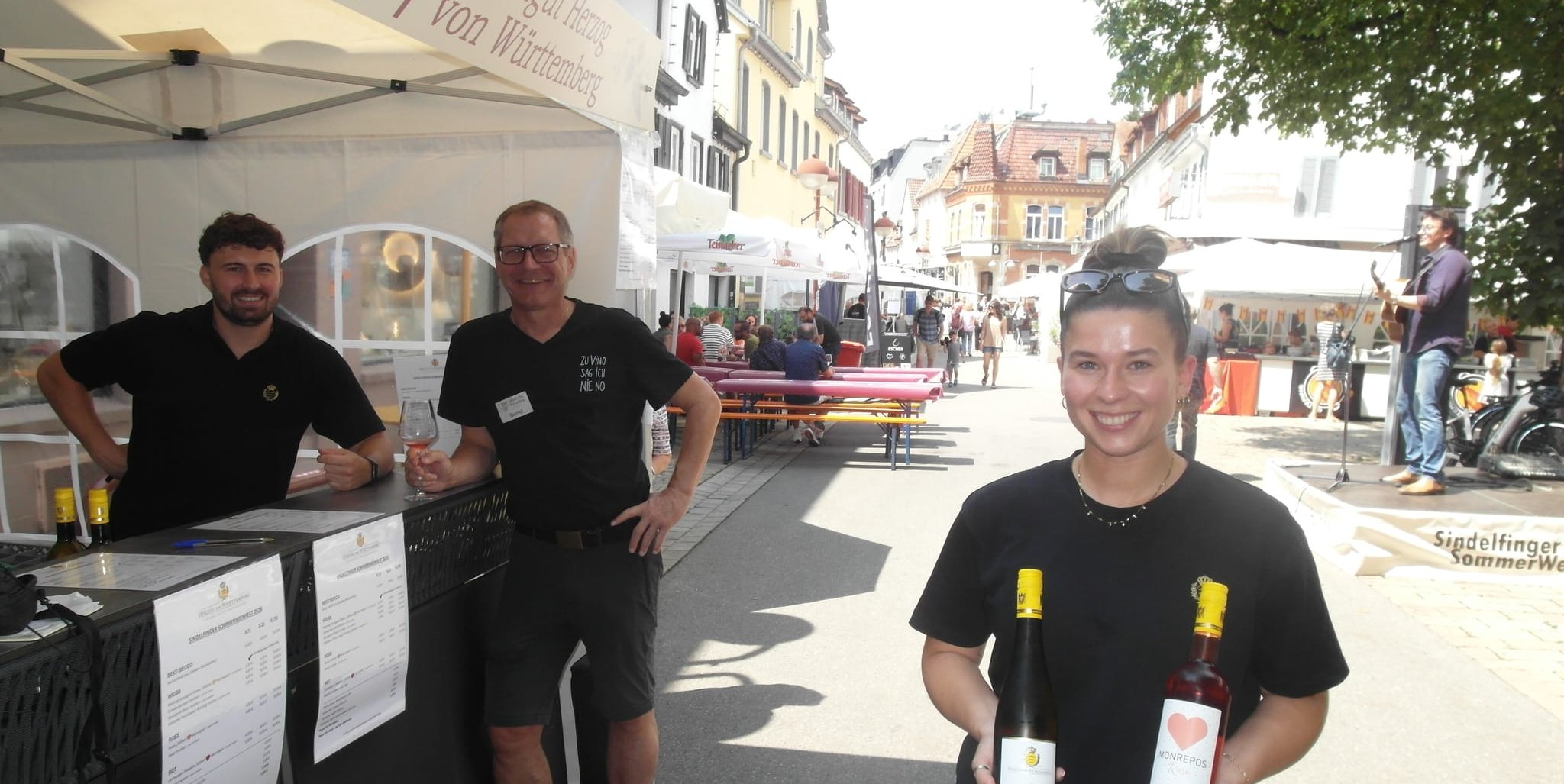 Standbetreiber Max Hessler, Bernd Hilsberg und Caroline Unkel (von links) freuen sich bei der ersten Auflage des Sindelfinger Sommer-Weinfestes über „ein hervorragend organisiertes und schlüssiges Veranstaltungskonzept“.