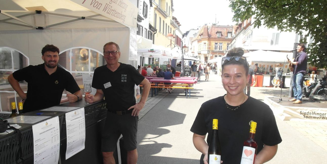 Standbetreiber Max Hessler, Bernd Hilsberg und Caroline Unkel (von links) freuen sich bei der ersten Auflage des Sindelfinger Sommer-Weinfestes über „ein hervorragend organisiertes und schlüssiges Veranstaltungskonzept“.